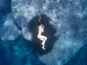 Fleur de sel - Photographie contemporaire figurative. Aline Escalon, artiste visuelle et photographe aquatique réalise son travail entièrement en apnée et lumière naturelle.