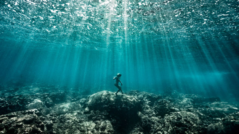 Fleur de sel - Photographie contemporaire figurative. Aline Escalon, artiste visuelle et photographe aquatique réalise son travail entièrement en apnée et lumière naturelle.