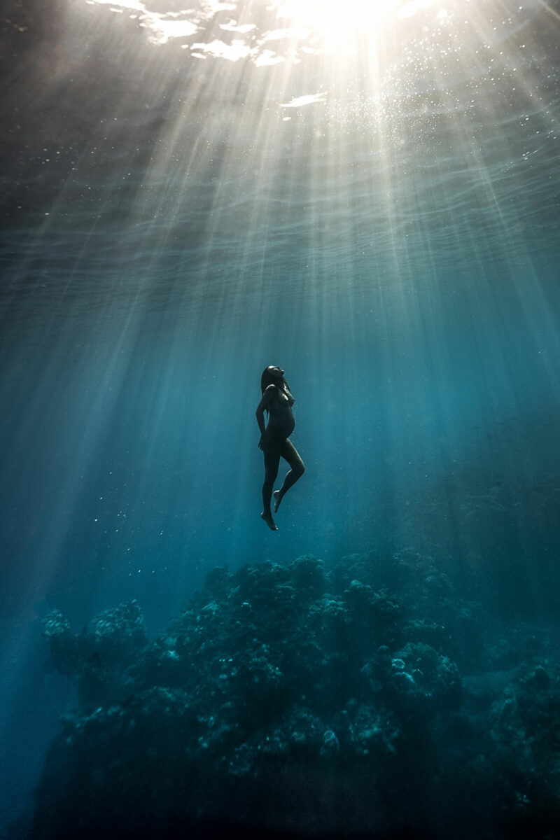 Harmonie- Photographie contemporaire figurative. Aline Escalon, artiste visuelle et photographe aquatique réalise son travail entièrement en apnée et lumière naturelle.