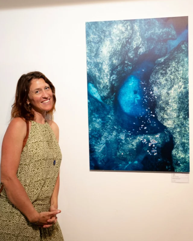 Samedi, j'ai entendu une belle histoire, alors la voici.

Elle est issue de l'exposition commune 🌊 Mer Nourricière 🌊 , en cours au @hangart410 Reunion, , grâce au commissariat d'exposition de @ceka.lafaille , merci 🙏 ! 

Si vous ne l'avez pas encore vue, allez- y !

Et j'ai la joie d'y exposer cette œuvre en 60x90cm, intitulée Devenir Océan, opus 9. 

Comme chacune de mes photographies, c'est un tirage d'art signé et numéroté, Celle-ci est la N°5/10.

Elle est le résultat de nombreuses recherches en apnée, et d'une belle et douce co-réalisation avec Sandra @yogarmonylareunion , modèle dans ce creux ressourçant de l'océan .

De tout cœur chère Sandra, Merci !

Et puis, Voici cette petite et belle anecdote, et une proposition :

Quelle joie dans mon cœur lorsque samedi soir, je rencontre une enseignante me disant que dans sa classe de primaire, qui découvrait l'exposition, une de ses élèves lui a demandé d'être prise en photo devant, ayant eu un coup de cœur pour cette image. 🥹

Des petits mots qui sont beaucoup. Comme chacun-e de vos messages. Alors... j'ai une idée 🙂

🌊 Si ce tirage d'art vous intéresse, par exemple en cette fin d'année, pour vous, ou pour un lieu auquel vous souhaitez apporter l'émotion qu'il vous apporte,
N'hésitez pas à aller le ressentir en vrai, au Hang'art, de 9h à 17h du mardi au dimanche ( appelez pour confirmer au 0262 54 55 16).
Ou à me poser vos questions par mp 📨

🌊 Et voici ce que j'aimerais faire : Si le tirage part sur d'autres murs sur cette fin d'année, je recontacterai cette enseignante, pour offrir un format en A4 à cette enfant. 💙

Un cadeau que nous lui ferions ensemble, parce que je crois qu'il n'y a pas d'âge pour être émue par une œuvre d'art et honorer cet élan, et que je crois si fort aux bienfaits de toute forme d'art, photographies, peintures, sculptures, dessins, musiques, lectures...dans notre quotidien.

Belle belle journée ! 

#artoftheday #artistreunion #underwaterphotographer #underwaterart #freedivingart #ocean #oceanart #mernourriciere #ralentir #ressentir #slowdown #ressentir #respire #motherocean #slowdown