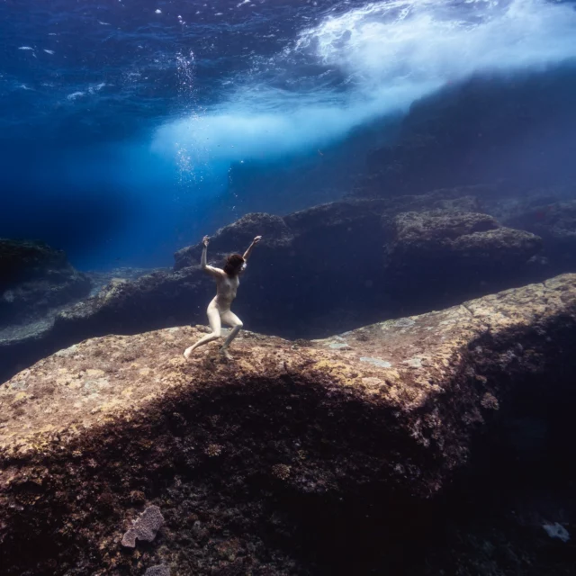 Suspension, encore, cette fois au contact de ces forces qui vous happent, tourbillonnent, et contre lesquelles il n'est absolument pas possible de résister.
Un instant de répit, puis repartir avec le mouvement. Un passage, avant le retour au calme ! 

Une mise à l'eau puissante, complexe, des lumières qui grondent, un océan sans répit pour exprimer tout ce qui se trame dans l'invisible de nos chemins !