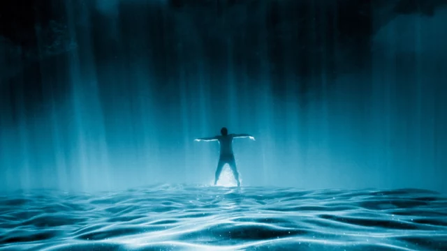 Certaines séances se font au grès des envies, d'abord avec de nombreuses mises en scène, puis vient le moment de se fondre dans quelque chose de beaucoup plus grand.. 

Vient le moment de devenir Goutte d'eau ou Océan.

Bravo encore, et merci de ton grand plongeon et soutien dans toute cette aventure cher Mika Aubert !! 

Une séance précieusement orchestrée avec ma binôme et assistante Sandra @yogarmonylareunion 

Ma santé a rendu quelques projets sous l'eau avec immersion en profondeur tout aussi délicats que précieux, parfois annulés pour les décaler pour de meilleures conditions, et un grand merci pour votre compréhension ! 

Depuis ces rares descentes en apnée, sur les derniers mois de 2024, mais j'ai pu être bien accompagnée et soignée, et bientôt nous pouvons doucement relancer de nombreuses mises à l'eau et expériences ensemble. ça tombe bien, il y en a déjà quelques belles de prévues... 

Et j'ai déjà hâte de ces rencontres !