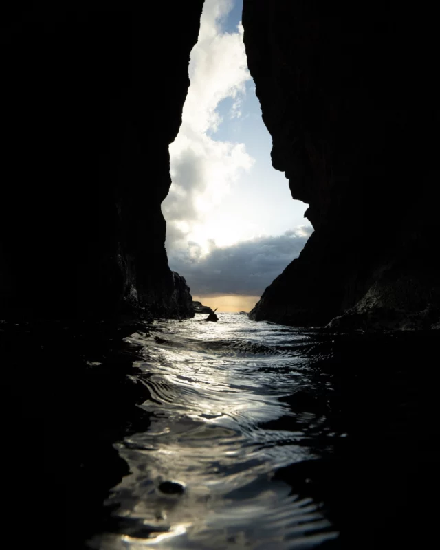 Je ne sais pas si c’est un rêve, ou une simple réalité . Je ne sais pas si une photo parle de passé, de présent, d’un futur encore possible. D’un espoir ou d’une nostalgie. D’une archive, ou d’un monde que l’on souhaite voir advenir. 
D’un témoignage de ce qui n’est plus, ou d’un cri de beauté dans la tempête. 

Je ne connais ni la suite, ni ce que tout cela peut devenir. Résister, tenir, grandir, abandonner l’idée d’une quelconque certitude. être soigné, ou bouleversé. Tenir, ou s'abandonner. Mais finalement que peut-on vraiment savoir ? 

Pourtant je peux vous dire qu’une seule chose est intacte, et revient, souvent.

C’est cette contemplation. C’est ce sacré qui s’exprime de ces lieux, dans le geste d’une personne, une attention, un regard, un apprentissage. 

C’est le sacré de la rencontre entre une roche, des milliers d’années pour la sculpter, la force de l’eau, du vent, la vie qui s’y installe et resiste encore, et puis là, à cet instant là, notre minuscule petit coeur qui nous remplie de son tempo, et découvre cet un instant de magie. 

Un si petit instant de grâce dans ces grottes rencontrés de l'autre côté de l'océan, après une belle navigation. 

Evanecence, tu es, et resteras mon guide.

 Mais qu’il est fort de s’enivrer de ces instants là.