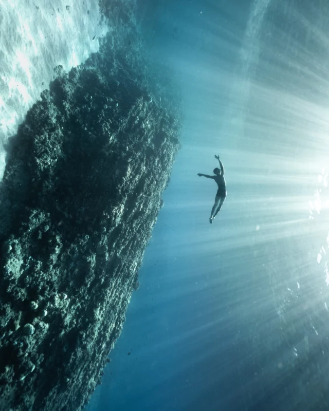 Que j'aime créer sous l'eau. Que j'aime découvrir un lieu, comme ce jour là, alors que nous étions arrivés à la voile. 

Je ne saurais dire pourquoi tel ou tel environnement d'un coup me happe, me chuchote de raconter sa beauté. 

Est-ce un murmure? Un chant ? un cri ? 
Le cri rebelle de ces parcelles de beauté du monde, quand tout autour, le chaos Géo-politique, économique, et climatique ne fait qu'embrouiller nos coeurs. 

C'est challengeant de découvrir et d'improviser dans l'instant , mais cette exploration d'un lieu dans ce qu'il est inspirant est une des plus grandes facettes, et peut être magie de mes projets .

Choisir de créer ensemble, ouvrir grand les bras au monde, à sa lumière.

Alors que ma santé me challenge régulièrement pour ces moments de création, mon coeur crie encore plus fort. 

Tant que mon corps parvient, à son rythme, en dansant avec l'incertitude, tant que mes larmes guideront mon coeur vers ces endroits, tant que les quelques mètres sous la surface ne seront pas un mur inaccessible, je reste là, pour raconter cette beauté.

Celle de l'océan qui nous crie de l'aimer, Celle de la beauté de chaque être humain qui choisit de danser avec la nature, dans un lien de ressourcement, d'interdépendance. 

il semble que je traverse depuis quelques mois des challenges pour créer, c'est devenu plus délicat. Mais ma place est là.

alors j'ouvre encore plus grand les bras à l'incertitude, et plus que jamais, il s'agit de poursuivre, de créer, encore et encore, et de partager tout ça . 

Même si parfois, les apnées sont plus difficiles, il est encore possible de plonger dans les bras de l'océan. 
Il ne s'agit plus que de l'instant présent. 
De voir ce qui , ce jour là, est possible.

A partir de ce constat, tout est encore possible, en rajoutant encore de la douceur, en rajoutant encore de la créativité, de la confiance..
Alors lors de cette expérience , à chaque mise à l'eau, oui, à absolument chacune de ces immersions, la magie opère. 

Belle journée