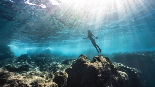 Précieuse heure bleue.
Petit à petit, je te retrouve.
Je prends le temps de choisir cet espace, 
revenir au coeur.
Je replonge dans tant de mises à l'eau pour chercher, créer, en attendant que les éléments permettent d'y retourner. Extérieurs et intérieurs. Patience.
Avancer sans espoirs ni craintes.

Il est peut-être encore un peu loin, le temps où nous pourrons retrouver cette belle clarté de l'eau.
Ici à La Réunion, après le passage de Garance, le littoral est rempli de boue, de toutes ces choses que nos terres bétonnées ne peuvent que recracher un peu plus loin.

A présent, la houle est de passage, possible forme de nettoyage, pour, justement, libérer ces espaces ? Triste forme de nettoyage. 
Notre océan crie lui aussi, de prendre soin de l'espace terrestre. De le penser autrement .
Alors j'ose imaginer, encore, ces espaces de lumière, de douceur, de liberté. 

Pourriez-vous me dire ce qu'évoque cette image pour vous ? 

Belle journée!
